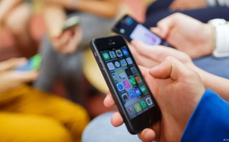 শ্রেণিকক্ষে মোবাইল ফোন নিষিদ্ধ করা উচিত?